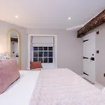 Cathedral View - Hop, Skip & Jump To The Cathedral Apartment *
