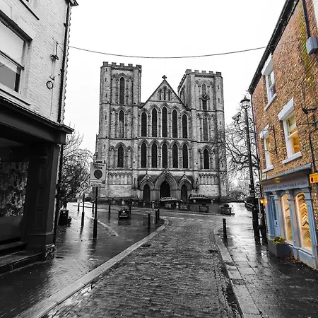 Cathedral View - Hop, Skip & Jump To The Cathedral Appartement *